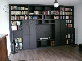 obývací stěna s knihovnou na míru v elegantní černé