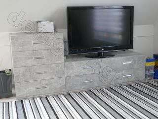 moderní nábytková stěna do obývacího pokoje na míru v šedém laminu, beton