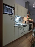 moderní kuchyňská linka v dekoru vanilka s vestavěnými spotřebiči